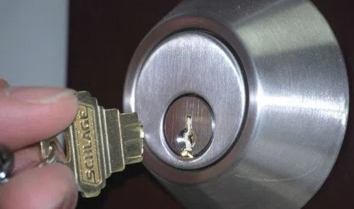 Royal Locksmith Store Las Vegas, NV 702-969-0749 - key-broke-in-lock